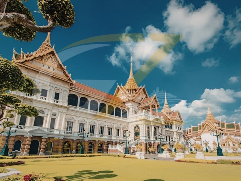 Thailand tour packages from UK featuring Bangkok Grand Palace and skyline