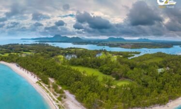 Catamaran trip to Ile aux Cerfs Mauritius with crystal clear water and beach