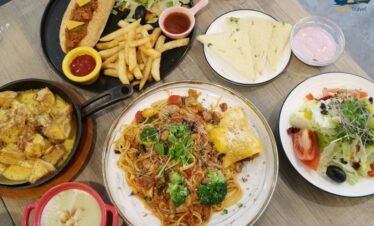 Singapore hawker street food experience in 12-night Singapore Bali Kuala Lumpur tour from UK